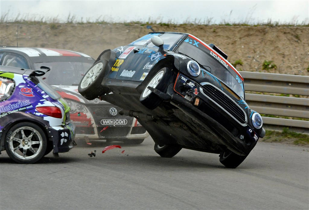 Selv for en Mini Cooper S kan pladsen blive for trang, når der skal overhales
(Foto: Kirketerp)
